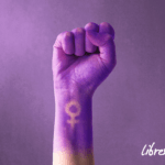 femmes poing mauve avortement ivg