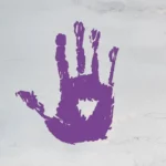 Violences faites aux femmes. Main mauve